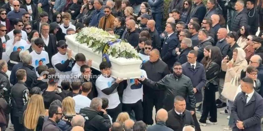 Tanti giovani per l’addio ad Antonio: “Sei ovunque noi siamo” - Corriere Salentino