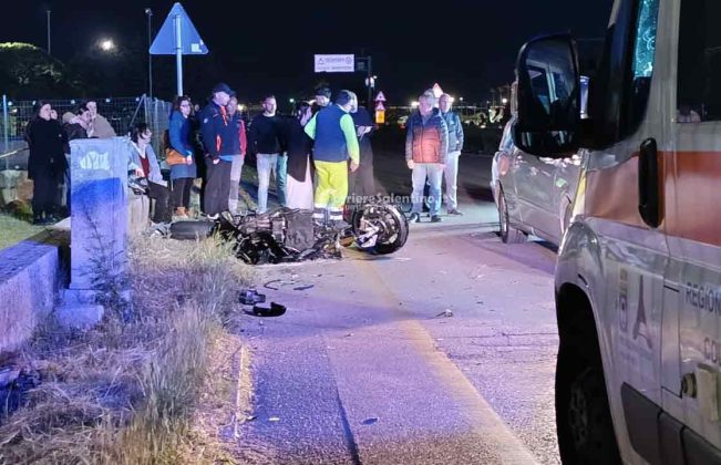 Drammatico scontro tra auto e moto lungo la Statale 275, perde la vita un 25enne - Corriere Salentino