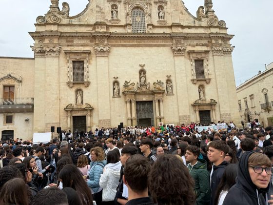 Galatina, marcia della pace sotto alla pioggia: le scuole in piazza, un messaggio forte da parte delle nuove generazioni - Corriere Salentino