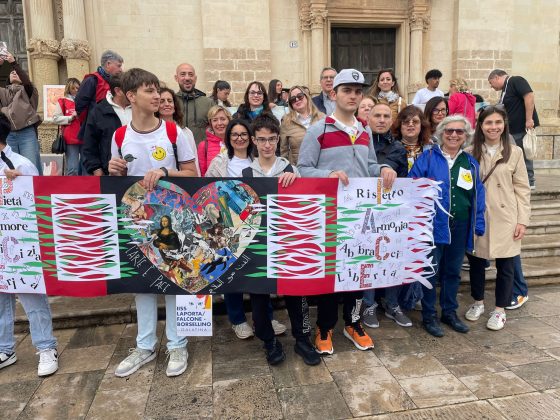 Galatina, marcia della pace sotto alla pioggia: le scuole in piazza, un messaggio forte da parte delle nuove generazioni - Corriere Salentino