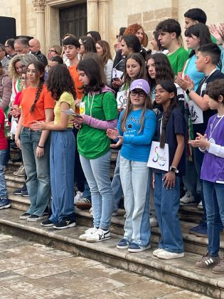 Galatina, marcia della pace sotto alla pioggia: le scuole in piazza, un messaggio forte da parte delle nuove generazioni - Corriere Salentino