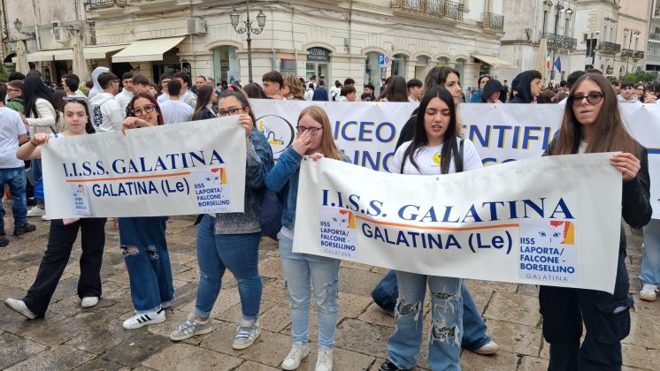 Galatina, marcia della pace sotto alla pioggia: le scuole in piazza, un messaggio forte da parte delle nuove generazioni - Corriere Salentino