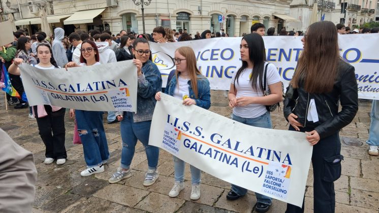 Galatina, marcia della pace sotto alla pioggia: le scuole in piazza, un messaggio forte da parte delle nuove generazioni - Corriere Salentino