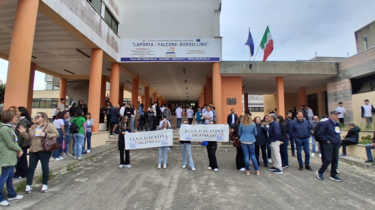 Galatina, marcia della pace sotto alla pioggia: le scuole in piazza, un messaggio forte da parte delle nuove generazioni - Corriere Salentino