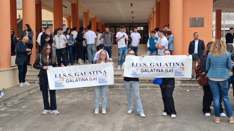 Galatina, marcia della pace sotto alla pioggia: le scuole in piazza, un messaggio forte da parte delle nuove generazioni - Corriere Salentino