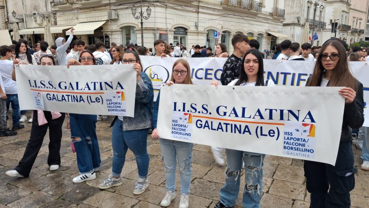 Galatina, marcia della pace sotto alla pioggia: le scuole in piazza, un messaggio forte da parte delle nuove generazioni - Corriere Salentino