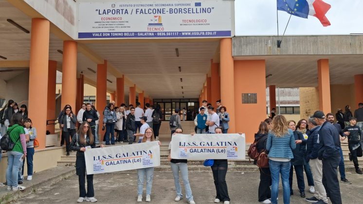 Galatina, marcia della pace sotto alla pioggia: le scuole in piazza, un messaggio forte da parte delle nuove generazioni - Corriere Salentino