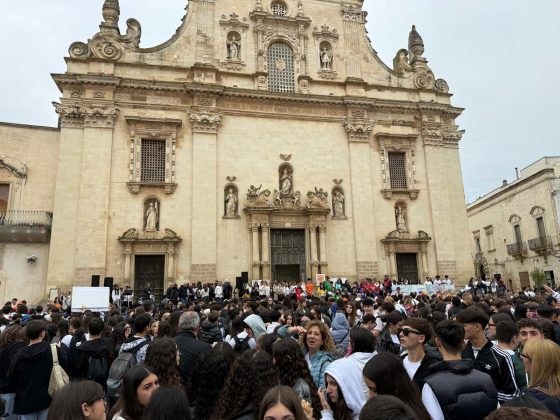 Galatina, marcia della pace sotto alla pioggia: le scuole in piazza, un messaggio forte da parte delle nuove generazioni - Corriere Salentino