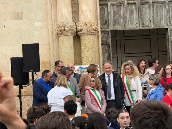 Galatina, marcia della pace sotto alla pioggia: le scuole in piazza, un messaggio forte da parte delle nuove generazioni - Corriere Salentino