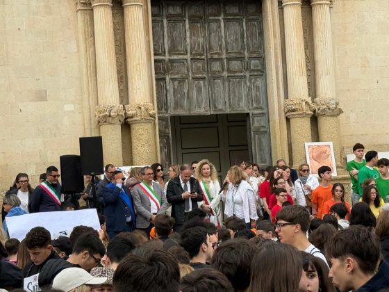 Galatina, marcia della pace sotto alla pioggia: le scuole in piazza, un messaggio forte da parte delle nuove generazioni - Corriere Salentino