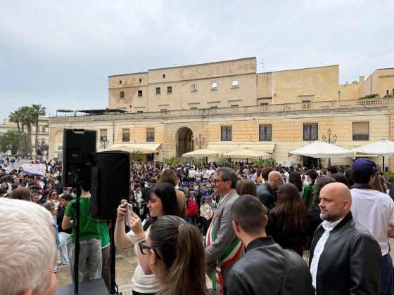 Galatina, marcia della pace sotto alla pioggia: le scuole in piazza, un messaggio forte da parte delle nuove generazioni - Corriere Salentino