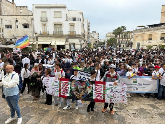 Galatina, marcia della pace sotto alla pioggia: le scuole in piazza, un messaggio forte da parte delle nuove generazioni - Corriere Salentino