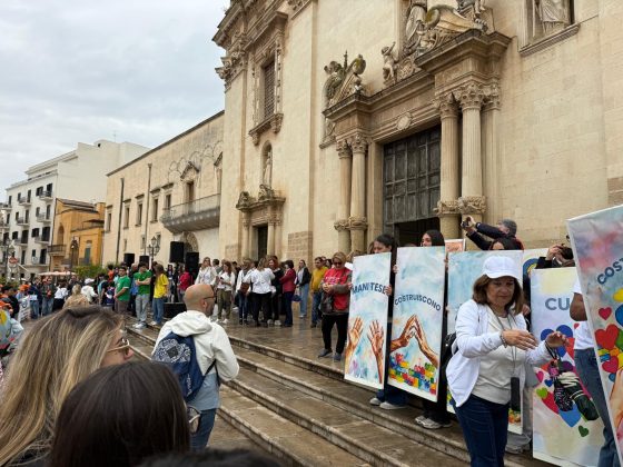 Galatina, marcia della pace sotto alla pioggia: le scuole in piazza, un messaggio forte da parte delle nuove generazioni - Corriere Salentino
