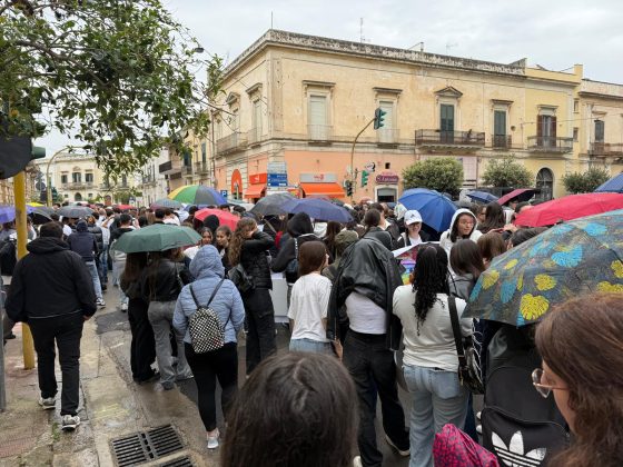 Galatina, marcia della pace sotto alla pioggia: le scuole in piazza, un messaggio forte da parte delle nuove generazioni - Corriere Salentino