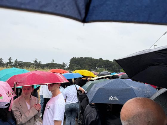 Galatina, marcia della pace sotto alla pioggia: le scuole in piazza, un messaggio forte da parte delle nuove generazioni - Corriere Salentino