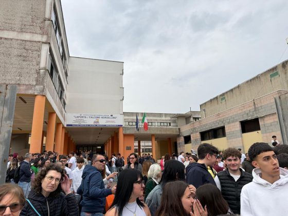Galatina, marcia della pace sotto alla pioggia: le scuole in piazza, un messaggio forte da parte delle nuove generazioni - Corriere Salentino