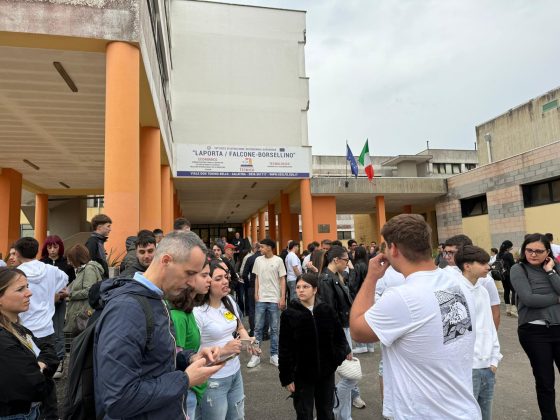 Galatina, marcia della pace sotto alla pioggia: le scuole in piazza, un messaggio forte da parte delle nuove generazioni - Corriere Salentino