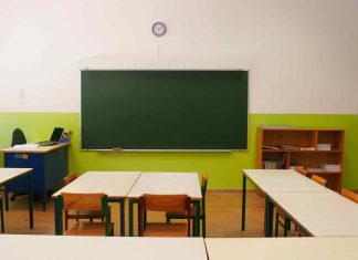 Con problemi a deambulare ma la sua classe è al terzo piano: scuola condannata a spostare la studentessa al piano terra