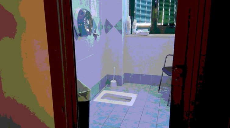 Oss "spione" filmava le donne mentre erano in bagno nel Ser.D: nel cellulare trovate 97 foto, indagato - Corriere Salentino