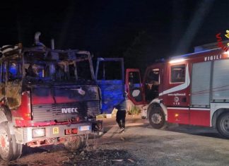 In fiamme camion autospurgo a Veglie, indagini sulle cause del rogo