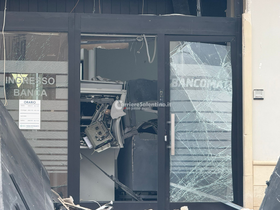 Assalto al bancomat, la fuga e le fiamme all’auto usata per il colpo. Il sindaco chiede un incontro al prefetto - Corriere Salentino