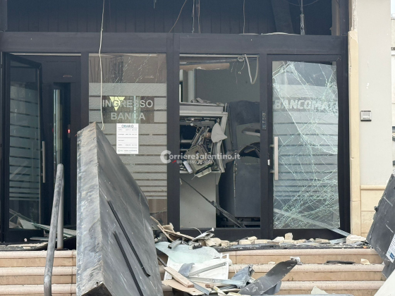 Assalto al bancomat, la fuga e le fiamme all’auto usata per il colpo. Il sindaco chiede un incontro al prefetto - Corriere Salentino