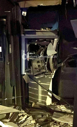 Assalto al bancomat, la fuga e le fiamme all’auto usata per il colpo. Il sindaco chiede un incontro al prefetto - Corriere Salentino