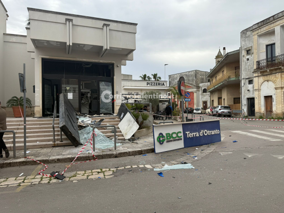 Assalto al bancomat, la fuga e le fiamme all’auto usata per il colpo. Il sindaco chiede un incontro al prefetto - Corriere Salentino