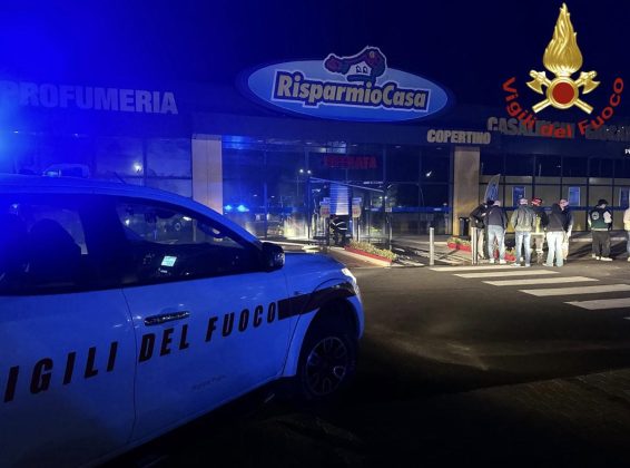 Fiamme nel negozio di casalinghi, il rogo impegna per ore i vigili del fuoco: si contano i danni - Corriere Salentino