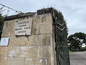 “Il Circolo tennis deve andare via da lì nell’interesse della città”. I tennisti resistono. Poli: “È per valorizzare le Mura” - Corriere Salentino