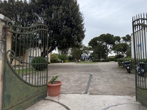 “Il Circolo tennis deve andare via da lì nell’interesse della città”. I tennisti resistono. Poli: “È per valorizzare le Mura” - Corriere Salentino