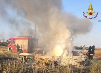 In fiamme due auto rubate, in aperta campagna. Potrebbero essere state utilizzate per atti criminosi