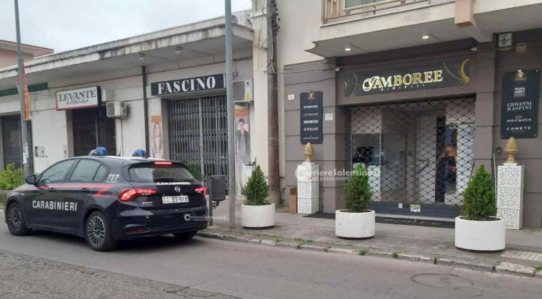 Furto nella notte a colpi di mazza contro la gioielleria, ladri in fuga con i preziosi - Corriere Salentino