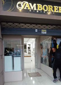 Furto nella notte a colpi di mazza contro la gioielleria, ladri in fuga con i preziosi - Corriere Salentino