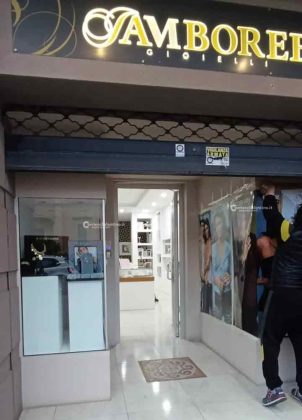 Furto nella notte a colpi di mazza contro la gioielleria, ladri in fuga con i preziosi - Corriere Salentino