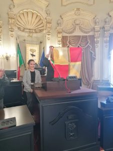 Una scolara disegna una bandiera per difendere la Terra e l'ambiente, il sindaco la fa realizzare - Corriere Salentino