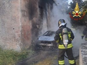 Assalto al bancomat, la fuga e le fiamme all’auto usata per il colpo. Il sindaco chiede un incontro al prefetto - Corriere Salentino