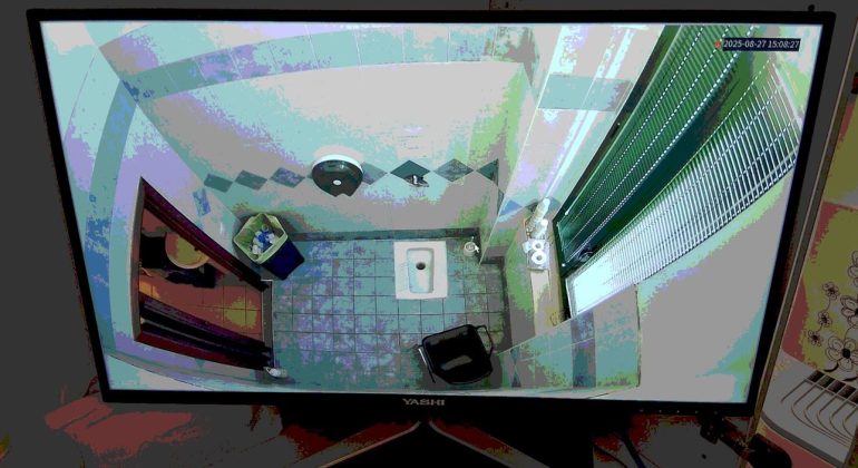 Oss "spione" filmava le donne mentre erano in bagno nel Ser.D: nel cellulare trovate 97 foto, indagato - Corriere Salentino