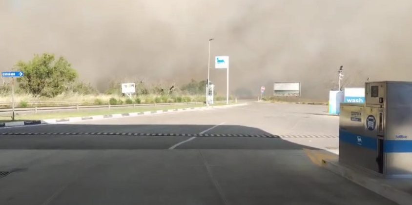 Paura per un incendio lungo la provinciale, a ridosso di abitazioni e di un distributore di carburanti - Corriere Salentino
