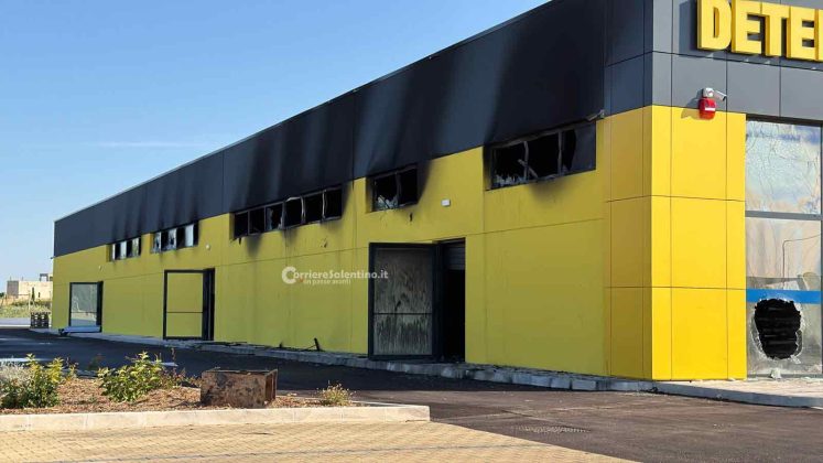 Fiamme nel negozio di casalinghi, il rogo impegna per ore i vigili del fuoco: si contano i danni - Corriere Salentino