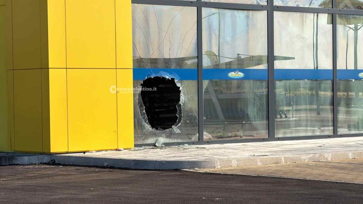 Fiamme nel negozio di casalinghi, il rogo impegna per ore i vigili del fuoco: si contano i danni - Corriere Salentino