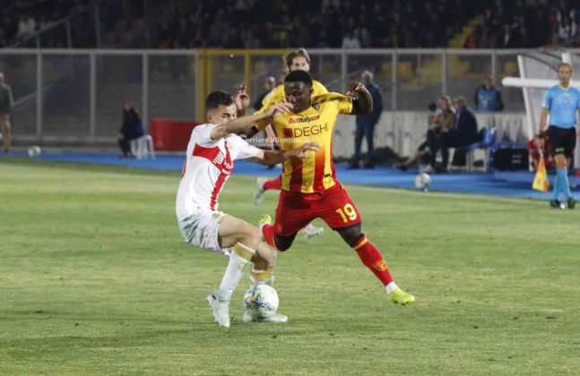 Il Lecce resta in serie A, un gol di Banda decide il match contro il Genoa - Corriere Salentino