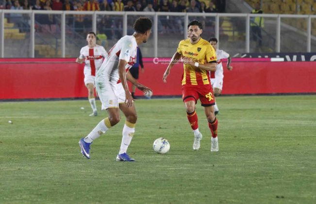 Il Lecce resta in serie A, un gol di Banda decide il match contro il Genoa - Corriere Salentino
