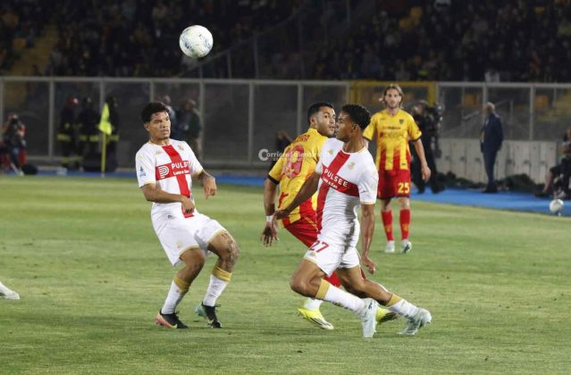 Il Lecce resta in serie A, un gol di Banda decide il match contro il Genoa - Corriere Salentino