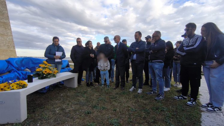 Due panchine per ricordare Emanuele Montanaro, il giovane universitario tragicamente scomparso in un incidente stradale - Corriere Salentino