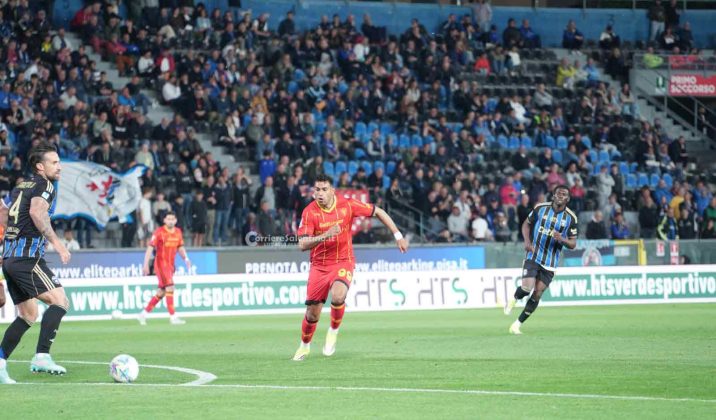 Lecce corsaro allunga sulla Cremonese, Banda e Cheddira condannano il Pisa alla B - Corriere Salentino