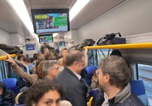 "Treni sovraffollati e ritardi continui sulla Lecce-Bari", esplode la protesta dei pendolari: chiesto incontro in Regione - Corriere Salentino