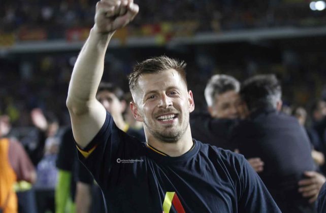 Il Lecce resta in serie A, un gol di Banda decide il match contro il Genoa - Corriere Salentino