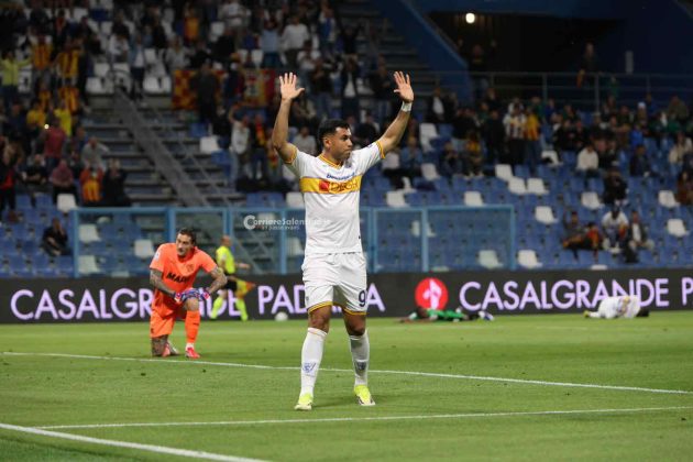 Le pagelle dei giallorossi in Sassuolo – Lecce: Cheddira doppietta e protagonista assoluto, Stulic gol pesantissimo, Banda e Gandelman assist importanti - Corriere Salentino