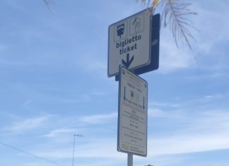A Torre dell’Orso si paga il ticket del parcheggio ma mancano le macchinette, turisti spiazzati